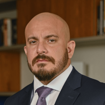 OAB/RJ 200.183 - Mestrando em Direito pelo IDP – Instituto Brasileiro de Ensino, Desenvolvimento e Pesquisa. Pós-Graduado em Direito Penal e Criminologia pela Pontifícia Universidade Católica do Rio Grande do Sul – PUCRS. Pós-Graduado em balística forense e de combate pela Verbo Jurídico. Pós-Graduando em Processo Penal pelo Instituto Econômico e Europeu – IDPEE.